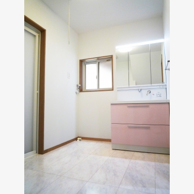 勾配天井のある二世帯リノベーション