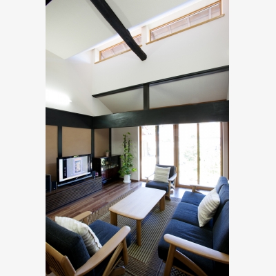 寒くない吹き抜けのある古民家リビング