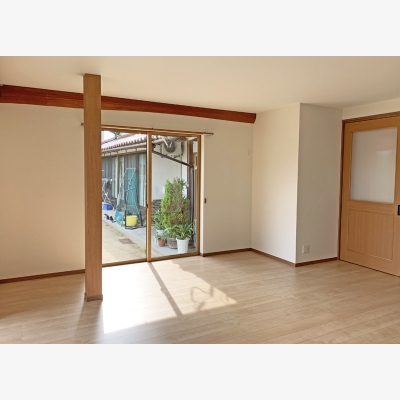 離れをリノベ。シンプルだけど開放的なリビングへ