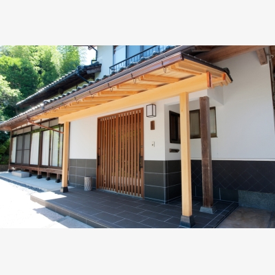 広い土間のもてなし玄関